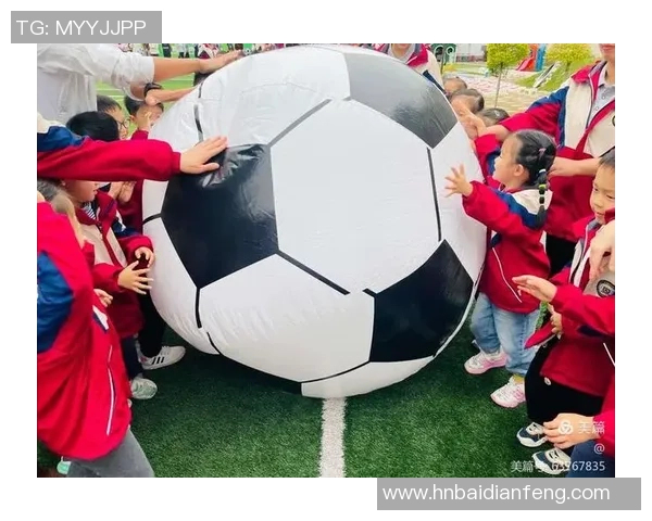 五年级学生在操场上踢足球的快乐时光与团队合作的精彩瞬间