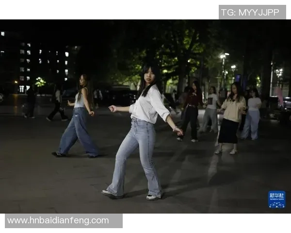 广场舞大妈与篮球场的奇妙邂逅文化碰撞下的欢笑与友谊 广场舞大妈与篮球场的奇妙邂逅文化碰撞下的欢笑与友谊